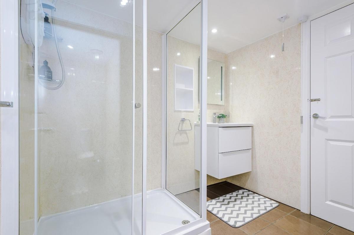 Comfortable Two Bedroom In By Eason Stays, Ideal For Business Travellers, Hospital Workers & Placements - With Free Parking! Apartment Sheffield