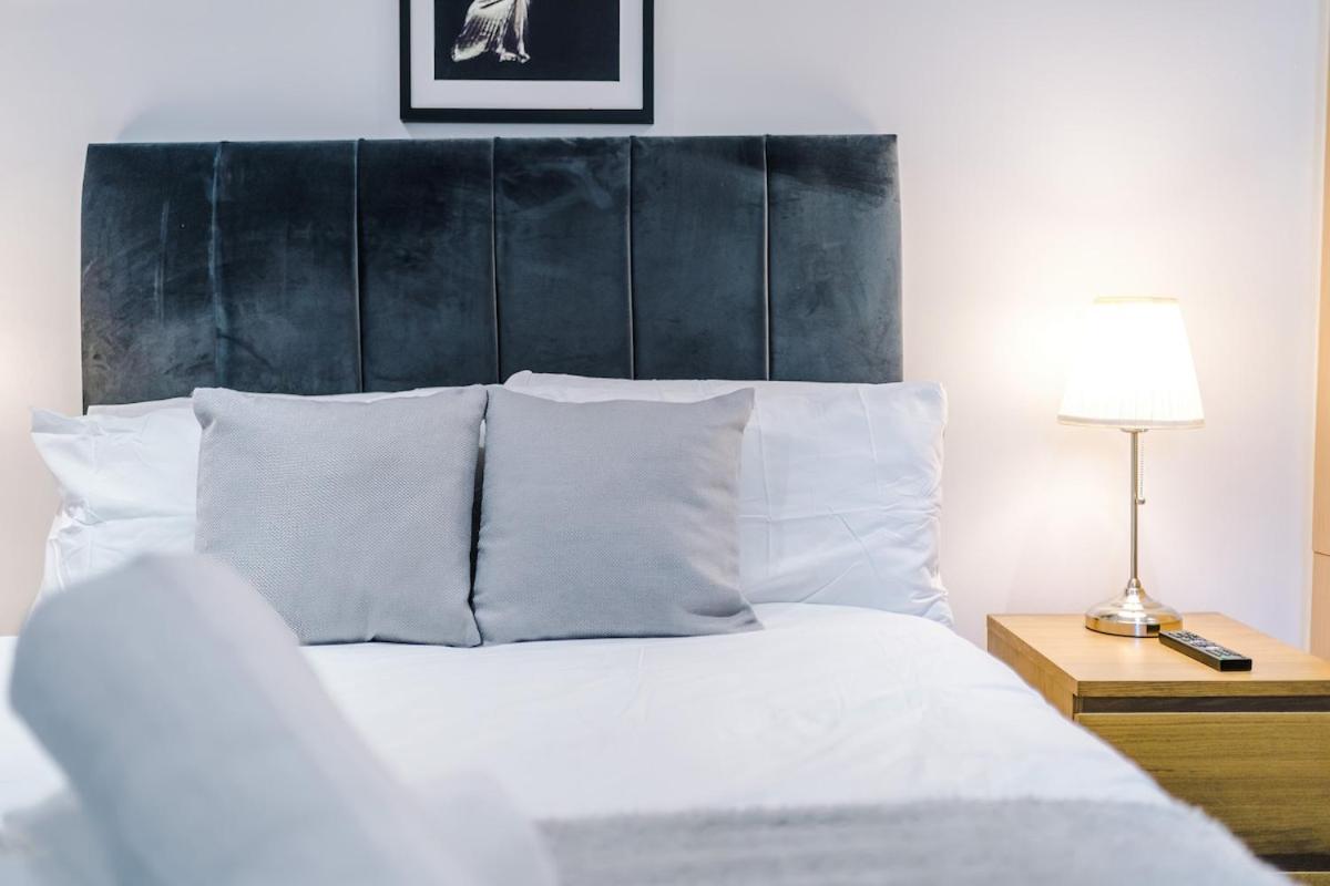 Comfortable Two Bedroom In By Eason Stays, Ideal For Business Travellers, Hospital Workers & Placements - With Free Parking! *