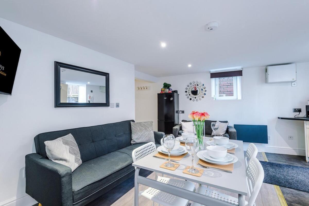 Comfortable Two Bedroom In By Eason Stays, Ideal For Business Travellers, Hospital Workers & Placements - With Free Parking! Apartment Sheffield