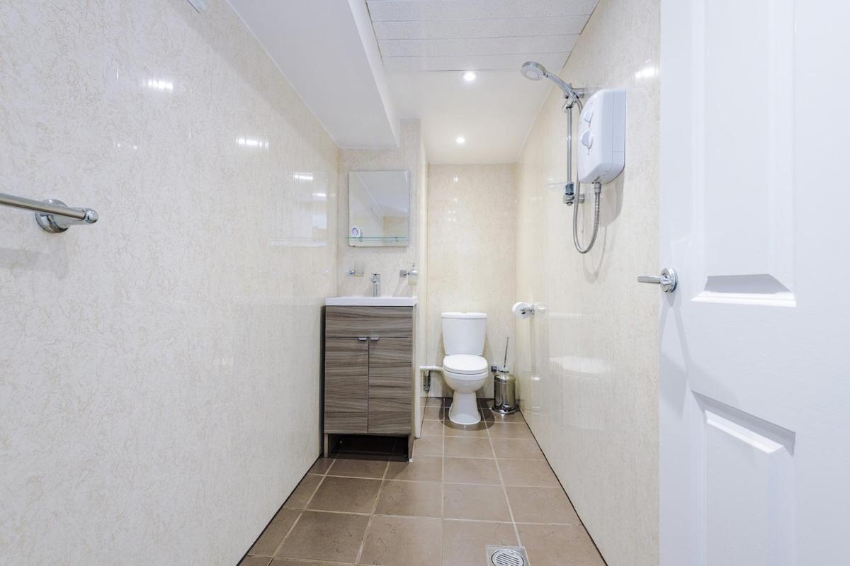 Comfortable Two Bedroom In By Eason Stays, Ideal For Business Travellers, Hospital Workers & Placements - With Free Parking! Apartment Sheffield
