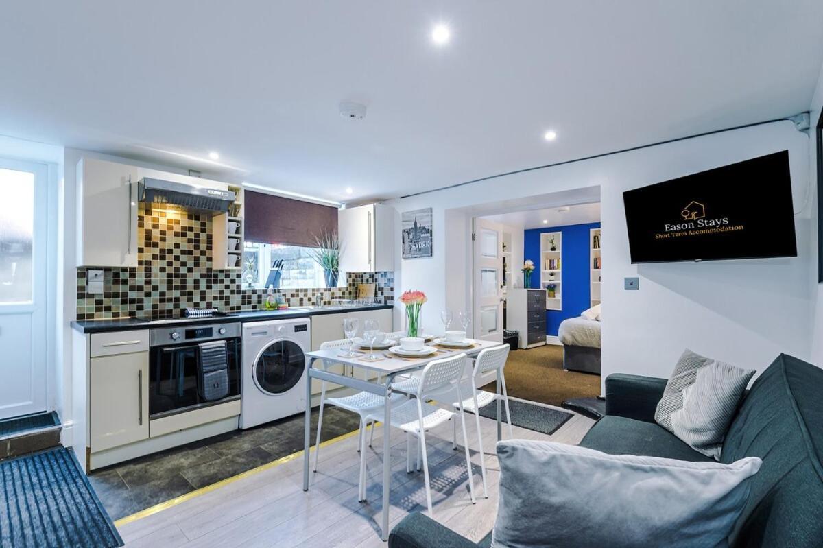 Comfortable Two Bedroom In By Eason Stays, Ideal For Business Travellers, Hospital Workers & Placements - With Free Parking! Sheffield