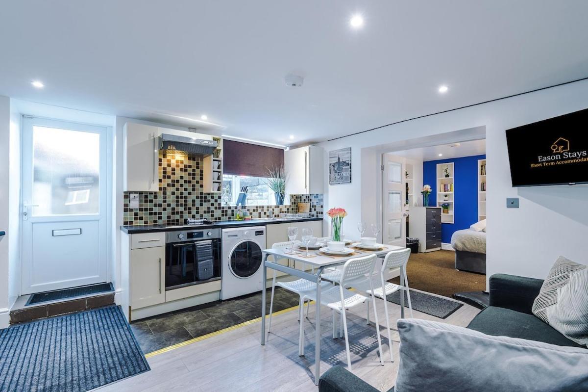 Comfortable Two Bedroom In By Eason Stays, Ideal For Business Travellers, Hospital Workers & Placements - With Free Parking! Apartment