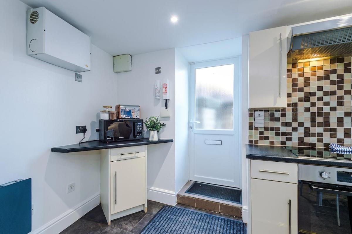 Comfortable Two Bedroom In By Eason Stays, Ideal For Business Travellers, Hospital Workers & Placements - With Free Parking! Apartment