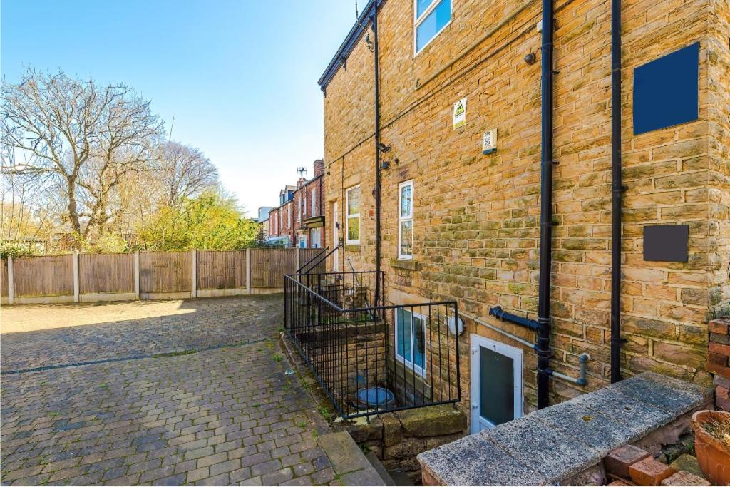 Comfortable Two Bedroom In By Eason Stays, Ideal For Business Travellers, Hospital Workers & Placements - With Free Parking! *