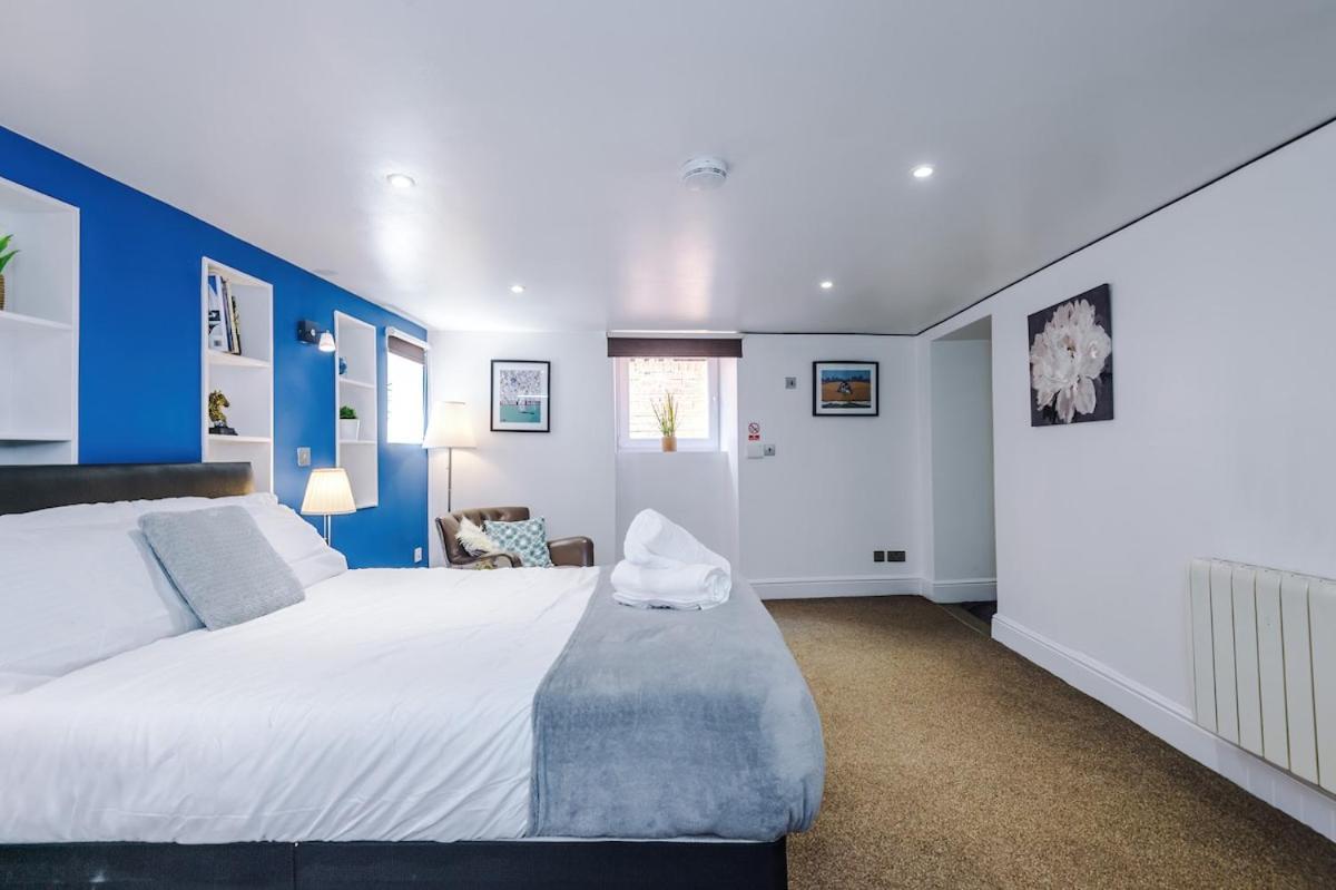 Comfortable Two Bedroom In By Eason Stays, Ideal For Business Travellers, Hospital Workers & Placements - With Free Parking! Apartment