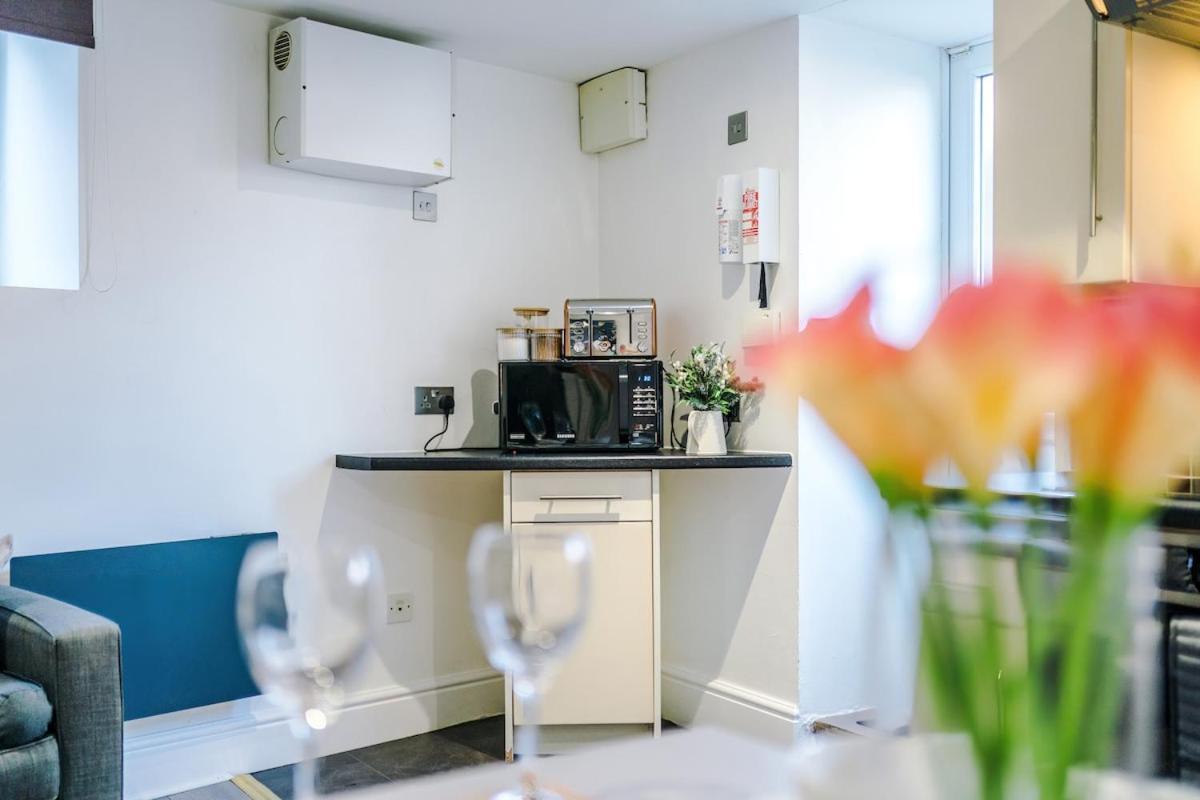 Comfortable Two Bedroom In By Eason Stays, Ideal For Business Travellers, Hospital Workers & Placements - With Free Parking! * Sheffield