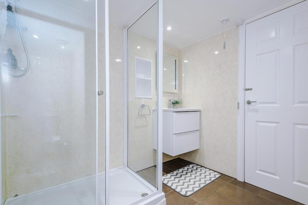 Comfortable Two Bedroom In By Eason Stays, Ideal For Business Travellers, Hospital Workers & Placements - With Free Parking! Apartment