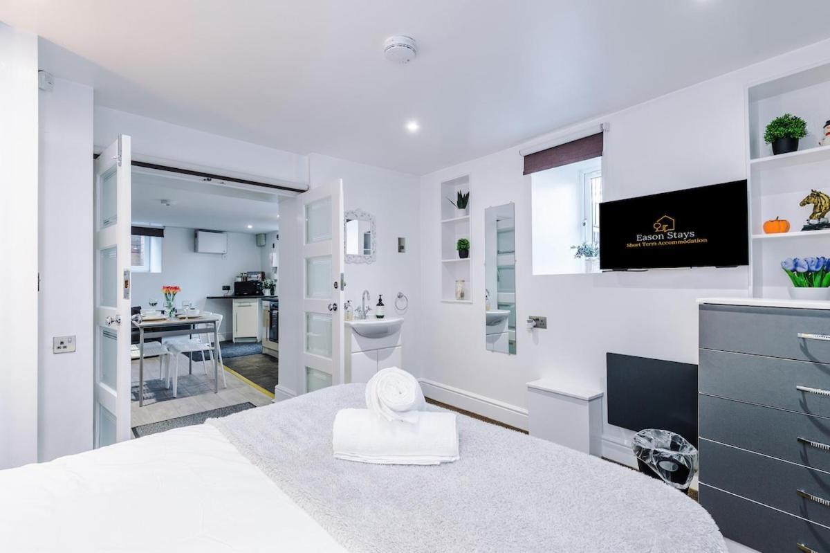 Comfortable Two Bedroom In By Eason Stays, Ideal For Business Travellers, Hospital Workers & Placements - With Free Parking! Apartment Sheffield