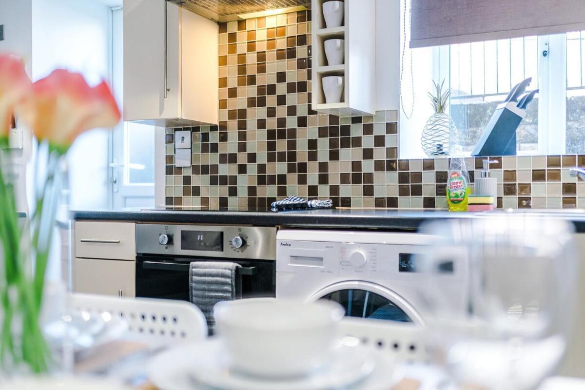 Comfortable Two Bedroom In By Eason Stays, Ideal For Business Travellers, Hospital Workers & Placements - With Free Parking! * Sheffield