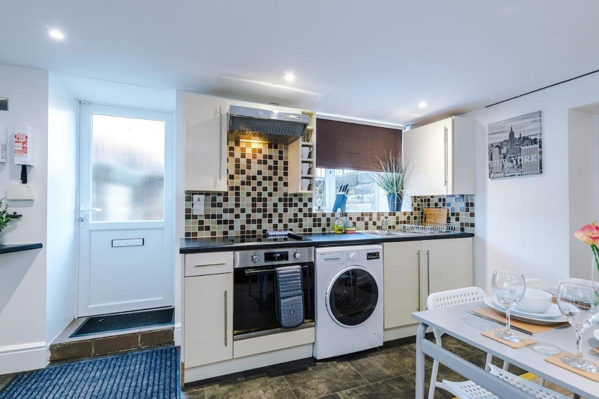 Comfortable Two Bedroom In By Eason Stays, Ideal For Business Travellers, Hospital Workers & Placements - With Free Parking! Apartment *